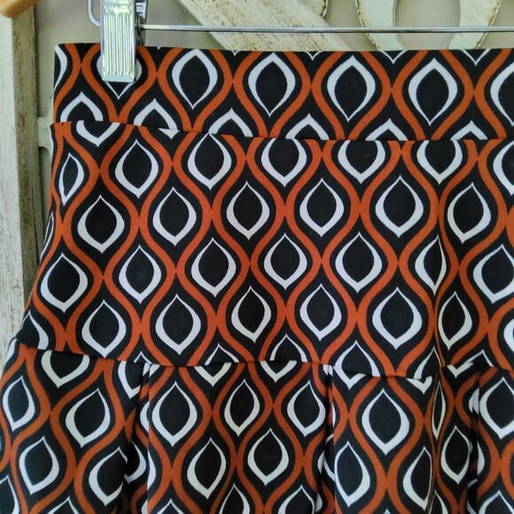 Jolie & Joy Women's Junior Pullon Elastic Waist Pleated Mini Skirt in Geometric - Picture 2 of 6